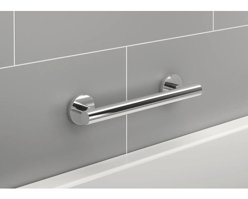 Haltegriff aus Chrom im Badezimmer