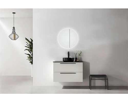 Badezimmer mit Waschtischunterschrank, rundem Spiegel mit Beleuchtung und Hocker