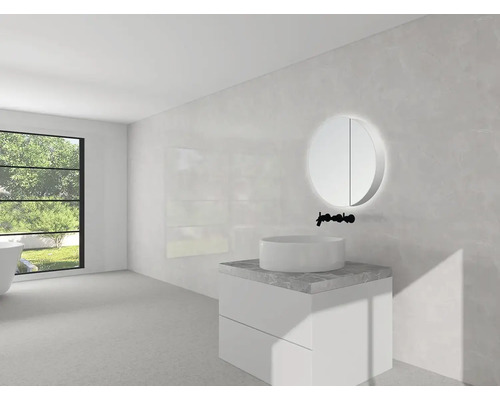 Helles Badezimmer mit rundem Spiegel, Waschtisch und Fenster