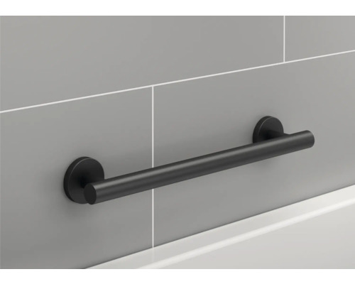 Schwarzer Haltegriff an grauer Wand im Badezimmer.