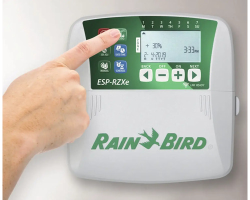 Rain Bird ESP-RZXe Bewässerungssteuerung mit Hand auf dem Automatikknopf