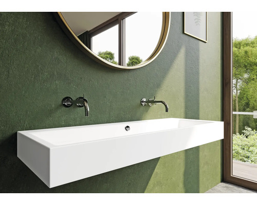 Badezimmer mit Waschbecken, Armaturen und Spiegel