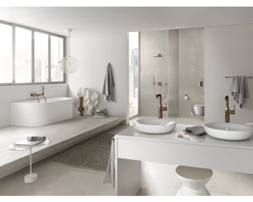 Helles Badezimmer mit Badewanne, Waschbecken und Armaturen