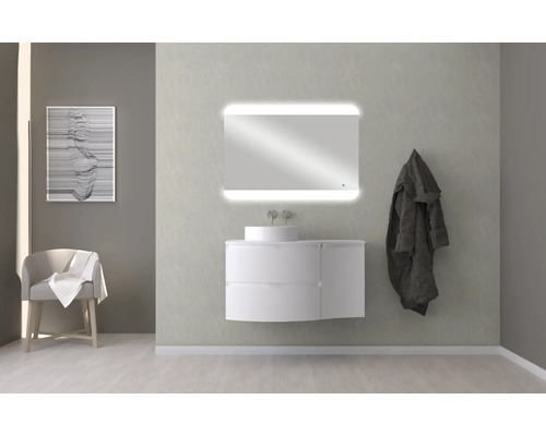 Modernes Badezimmer mit Waschbeckenunterschrank, Spiegel mit Beleuchtung und einem Stuhl mit Handtuch