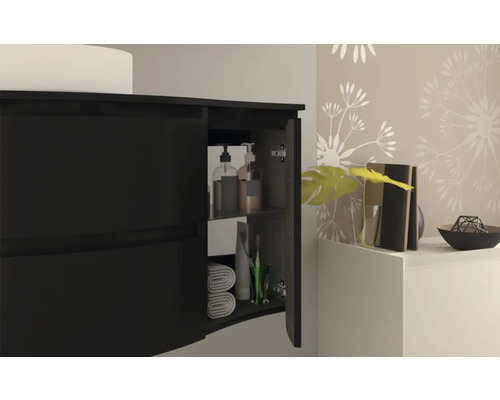 Badezimmer mit offenem Unterschrank zur Aufbewahrung von Handtüchern und Badartikeln