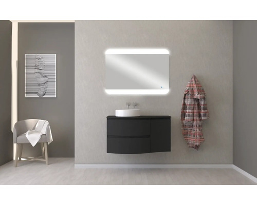 Modernes Badezimmer mit Waschtisch, Spiegel mit Beleuchtung und Dekorationsgegenständen