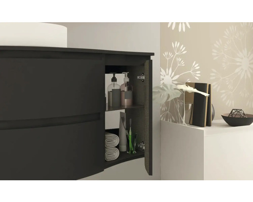 Waschtischunterschrank mit geöffneter Tür, Handtüchern und Pflegeprodukten im Innenraum