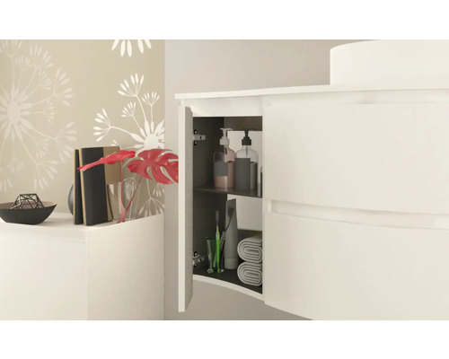 Badezimmer mit Waschbeckenunterschrank mit offenem Schrankfach zur Aufbewahrung von Badutensilien