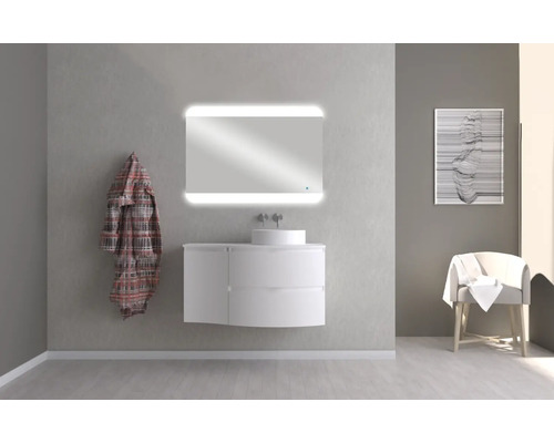 Badezimmer mit Waschbecken, beleuchtetem Spiegel und Bademantel