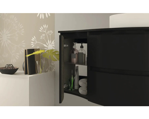 Schwarzer Waschtischunterschrank mit geöffneter Tür und Badutensilien im Inneren