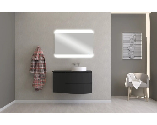 Badezimmer mit beleuchtetem Spiegel, Waschtischunterschrank, Aufsatzwaschbecken und Dekoration