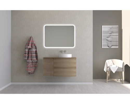 Modernes Badezimmer mit Waschtisch, Spiegel mit Beleuchtung und Stuhl