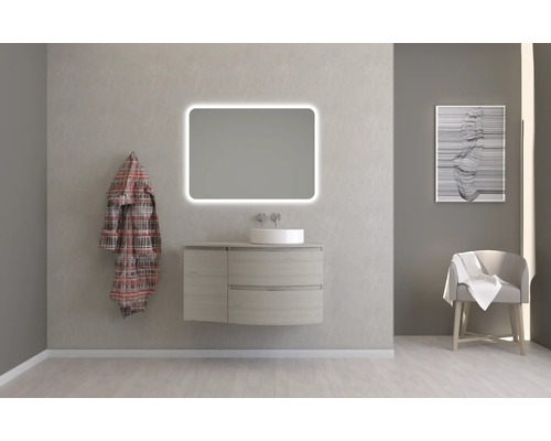 Badezimmer mit Waschtisch, beleuchtetem Spiegel und Dekoration