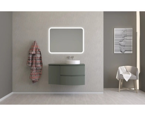 Modernes Badezimmer mit beleuchtetem Spiegel, Waschtischunterschrank und Sessel