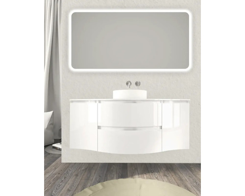 Badezimmer mit Unterschrank, Waschbecken und beleuchtetem Spiegel