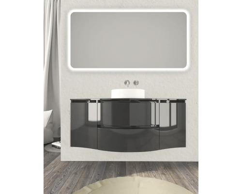 Badezimmer mit Waschbecken, Unterschrank und beleuchtetem Spiegel