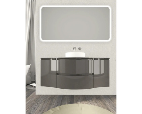 Badezimmer mit Waschbecken, Unterschrank und beleuchtetem Spiegel