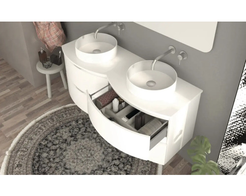 Badezimmer mit Doppelwaschtisch, runden Aufsatzwaschbecken und geöffneter Schublade