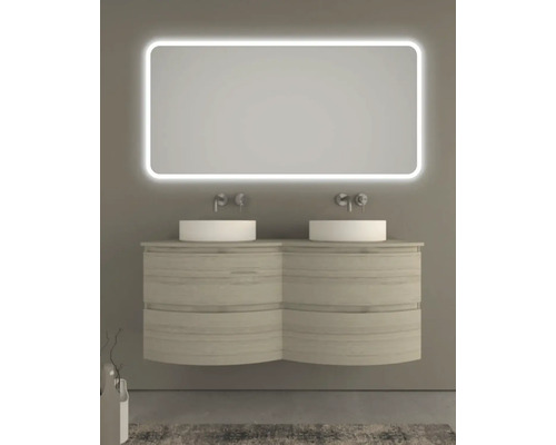 Badezimmer mit Doppelwaschtisch, Aufsatzwaschbecken und beleuchtetem Spiegel