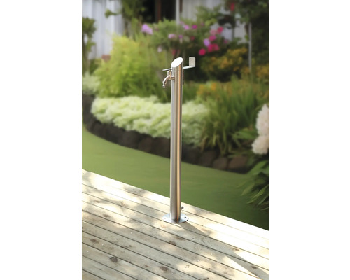 Gartenzapfstelle aus Edelstahl mit Wasserhahn auf einer Holzterrasse