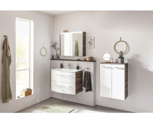 Helles Badezimmer mit Waschtisch, Spiegel, Hängeschrank und Dekoration