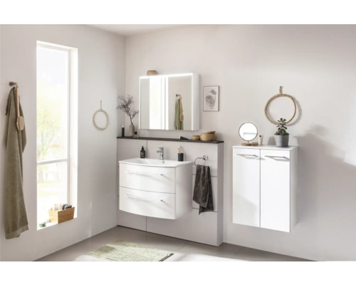 Modernes Badezimmer mit Waschtischunterschrank, Spiegelschrank mit Beleuchtung und Hochschrank.