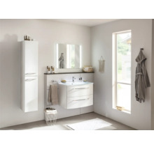 Badezimmer mit Waschbecken, Spiegel, Hochschrank und Handtuchhalter in hellem Design