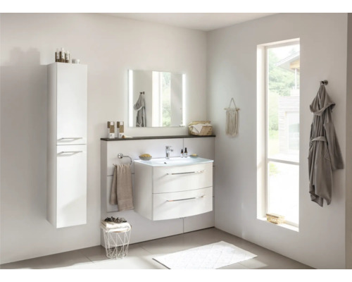 Badezimmer mit Waschbecken, Spiegel, Hochschrank und Handtuchhalter in hellem Design