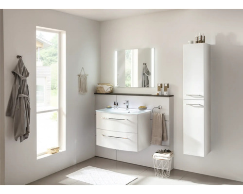 Badezimmer mit Waschtisch, Spiegel, Waschbecken und Hochschrank für ein helles, organisiertes Ambiente.