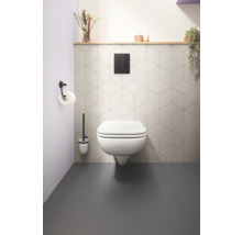 Modernes Badezimmer mit wandhängendem WC, Betätigungsplatte und geometrischen Fliesen