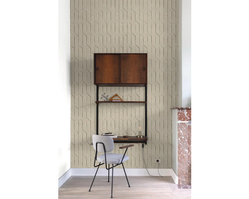 Raumansicht mit geometrischer Tapete, Schreibtisch und Stuhl