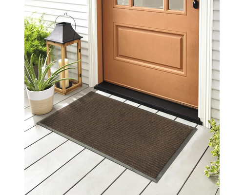 Fußmatte vor einer Haustür mit Dekoration