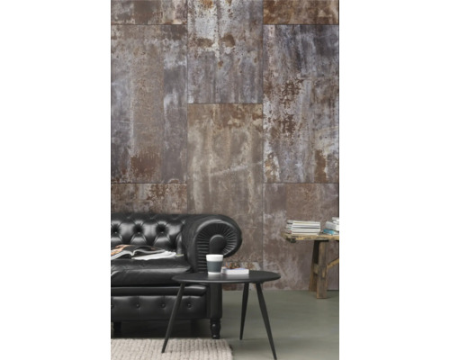 Wohnzimmer mit dekorativen Wandpaneelen in Metalloptik, Ledersofa und Beistelltisch