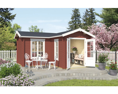 Gartenhaus Outdoor Life Portsmouth 44 inkl. Fußboden 450 x 447,6 cm schwedenrot Holzgartenhaus mit Terrasse, Gartenmöbeln und geöffneten Türen.