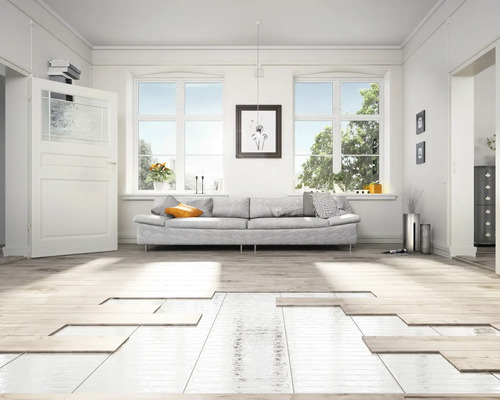 Heller Wohnraum mit Sofa, Fenstern und Laminatboden, der gerade verlegt wird