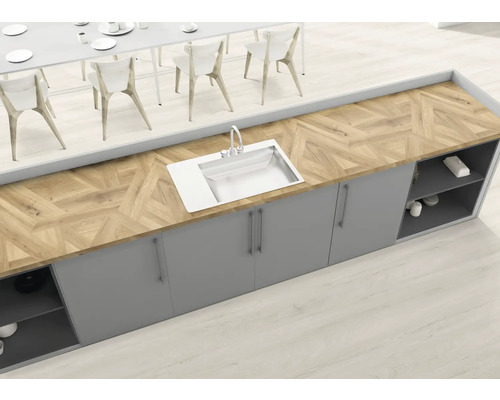 Küchenszene mit Spüle, Arbeitsplatte in Fischgrätenmuster und Esstisch