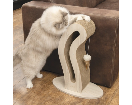 Katze an einem Kratzbaum aus Holz und Pappe mit Spielzeug