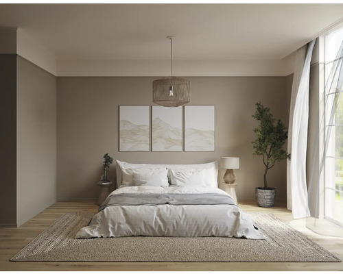 Helles Schlafzimmer mit Doppelbett, Teppich und Zimmerpflanze