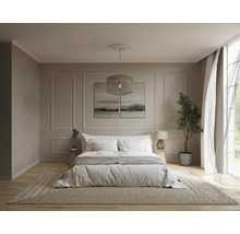Helles Schlafzimmer mit Doppelbett, Teppich und Dekorationen