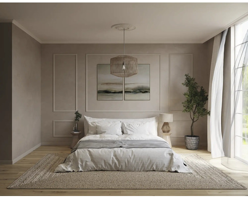 Helles Schlafzimmer mit Doppelbett, Teppich und Dekorationen