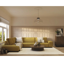 Wohnzimmer mit gelbem Ecksofa, Couchtisch, Teppich und Sideboard