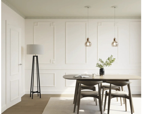 Heller Speisesaal mit Esstisch, Stühlen, Stehlampe und Pendelleuchten