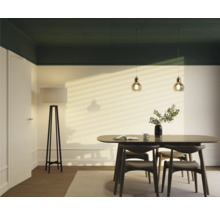 Esszimmer mit Esstisch, Stühlen, Stehlampe und Pendelleuchten