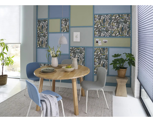 Heller Essbereich mit rundem Holztisch, Stühlen und dekorativer Wandgestaltung