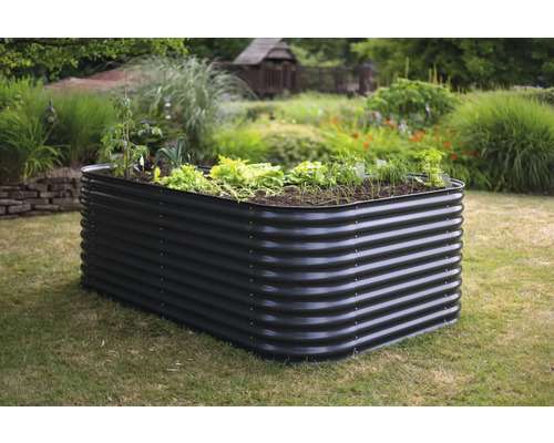 Hochbeet aus Metall mit Pflanzen im Garten.