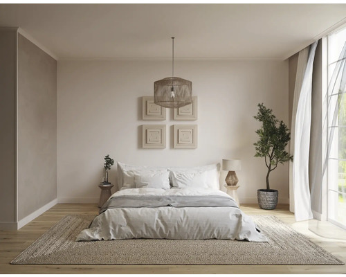 Helles Schlafzimmer mit Doppelbett, Teppich und Zimmerpflanze