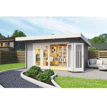 Modernes Gartenhaus mit Flügeltüren und Büroausstattung im Außenbereich.