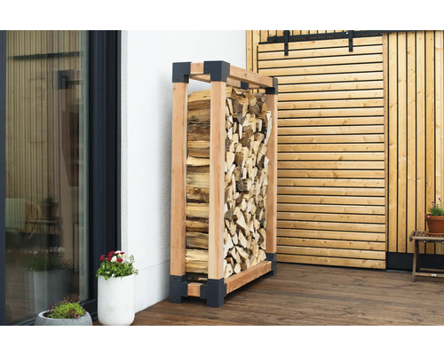 Holzlager aus Holz mit Brennholz auf einer Terrasse