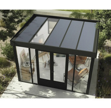 Gartenhaus mit Glaswänden und Dachfenstern im Garten
