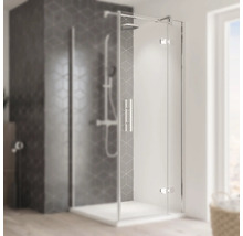 Eckdusche mit transparenten Glastüren und Chrombeschlägen im Badezimmer